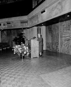 884421 Afbeelding van een toespraak van burgemeester mevr. drs. M.W.M. ('Lien') Vos-van Gortel, in de Kleine Zaal van ...